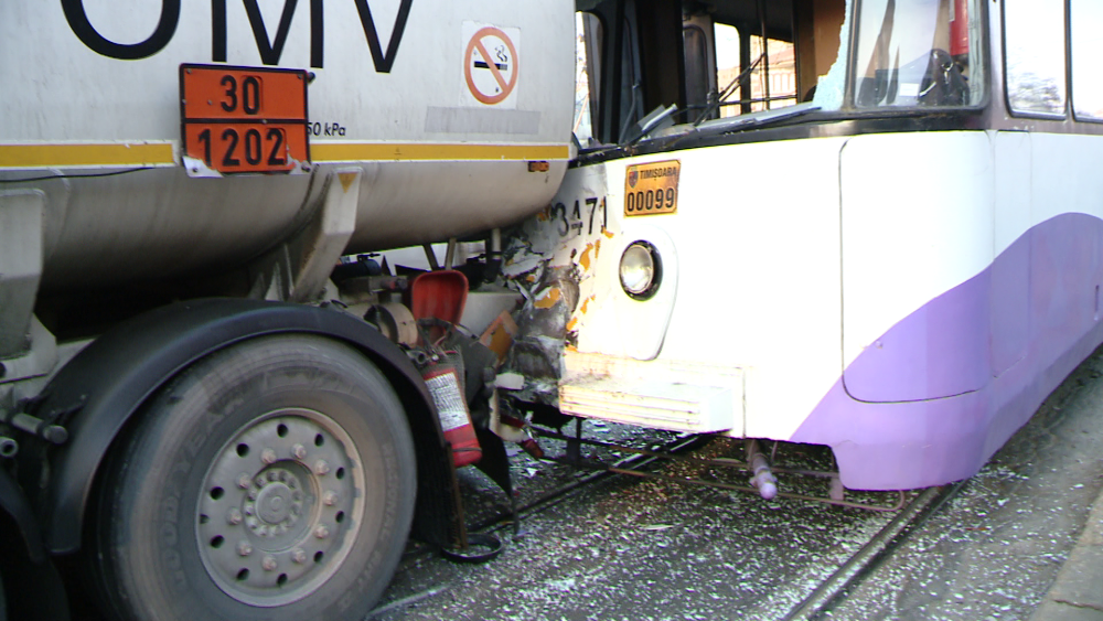 Accident pe Calea Buziasului. Un tramvai a intrat in plin intr-o cisterna oprita la semafor. FOTO - Imaginea 7