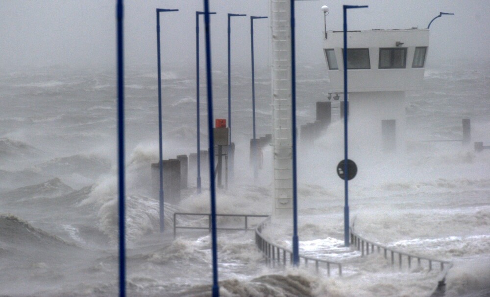 Imagini din Europa maturata de furtuna XAVER. Cel putin zece persoane au murit - Imaginea 7