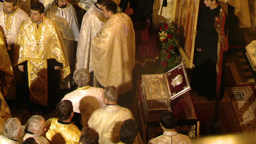 Peste o mie de credinciosi au venit sa se roage la moastele Sfintilor Imparati Constantin si Elena - Imaginea 6