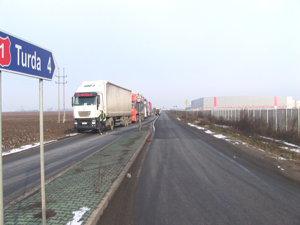 Protestul transportatorilor. Zeci de camioane au tras pe dreapta la intrarea in Turda - Imaginea 2
