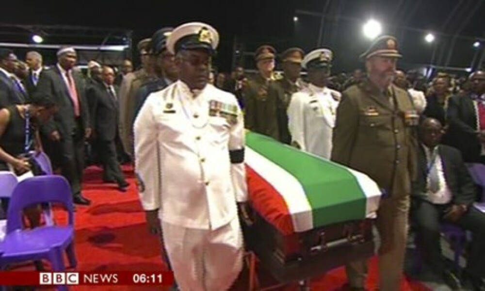 Funeraliile lui Nelson Mandela. Liderul sud-african, inmormantat cu onoruri militare. GALERIE FOTO - Imaginea 2