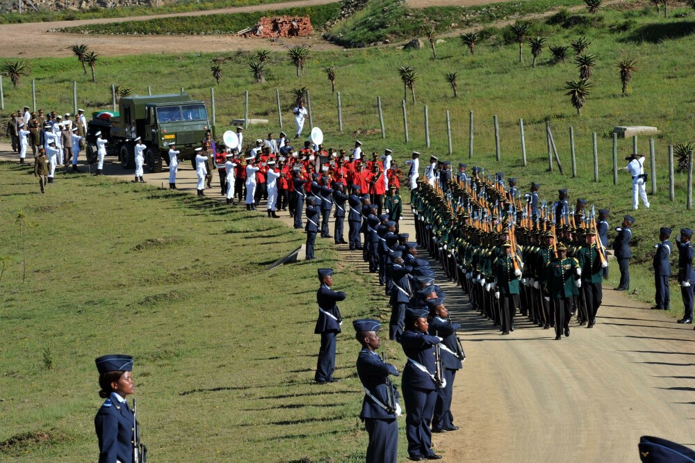 Funeraliile lui Nelson Mandela. Liderul sud-african, inmormantat cu onoruri militare. GALERIE FOTO - Imaginea 10