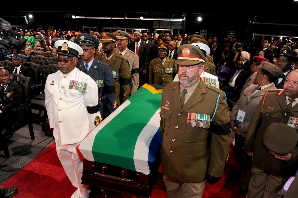 Funeraliile lui Nelson Mandela. Liderul sud-african, inmormantat cu onoruri militare. GALERIE FOTO - Imaginea 11