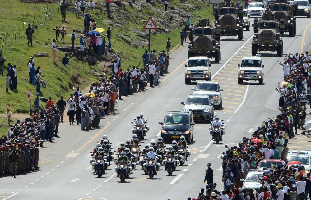 Funeraliile lui Nelson Mandela. Liderul sud-african, inmormantat cu onoruri militare. GALERIE FOTO - Imaginea 13