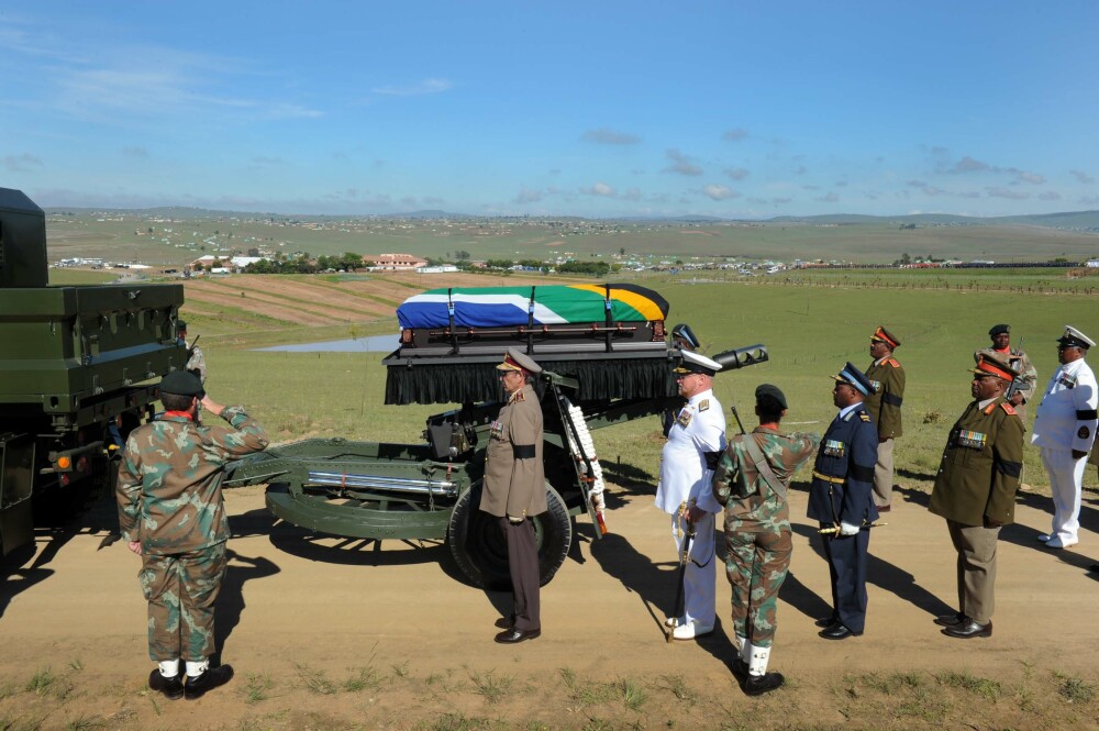 Funeraliile lui Nelson Mandela. Liderul sud-african, inmormantat cu onoruri militare. GALERIE FOTO - Imaginea 14