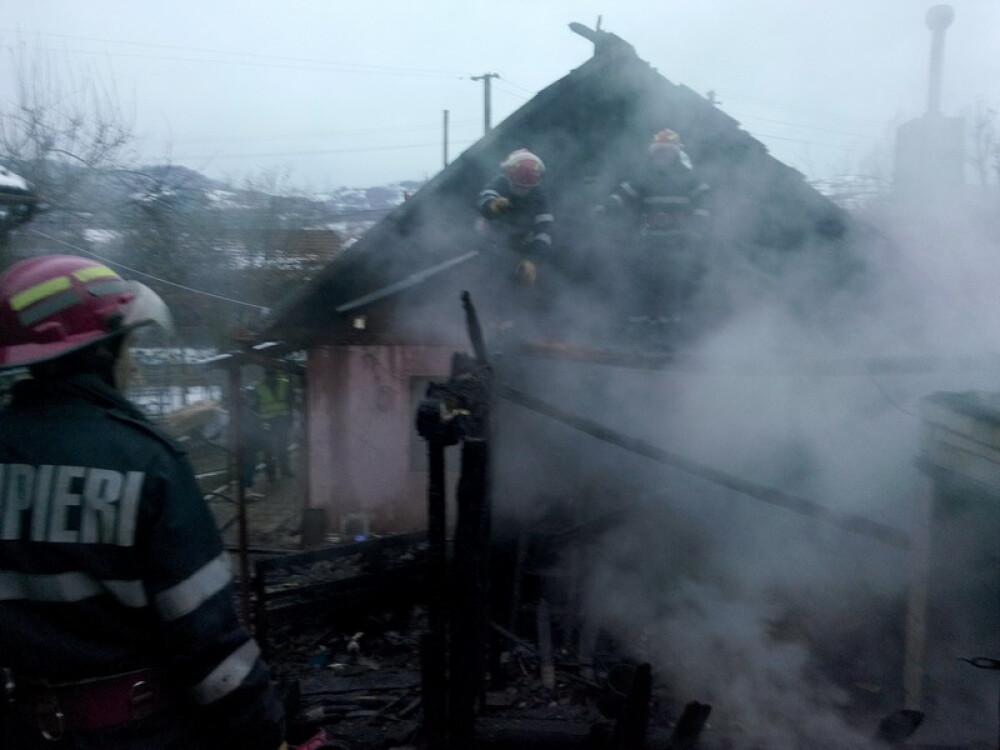 Flacari stinse cu ajutorul zapezii. Doi cai si o vita au sfarsit in adapostul lor, dupa un incendiu - Imaginea 3