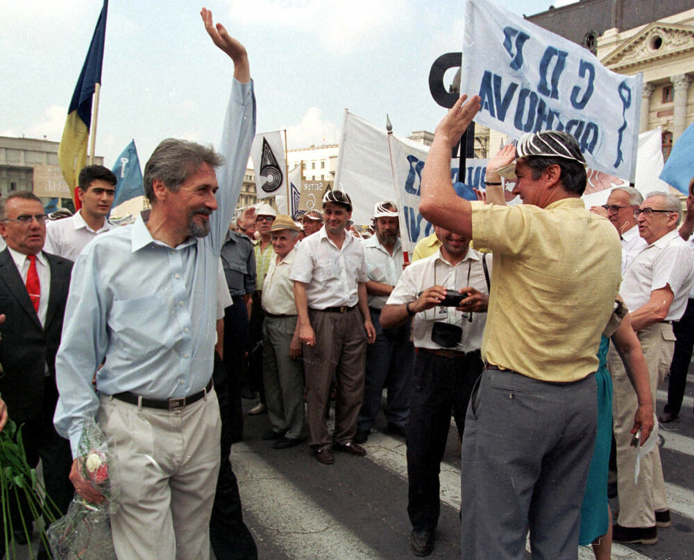 1996- 1999. Ocupata cu mineriadele, Romania rateaza intrarea in NATO, dar macar prinde Eclipsa - Imaginea 3