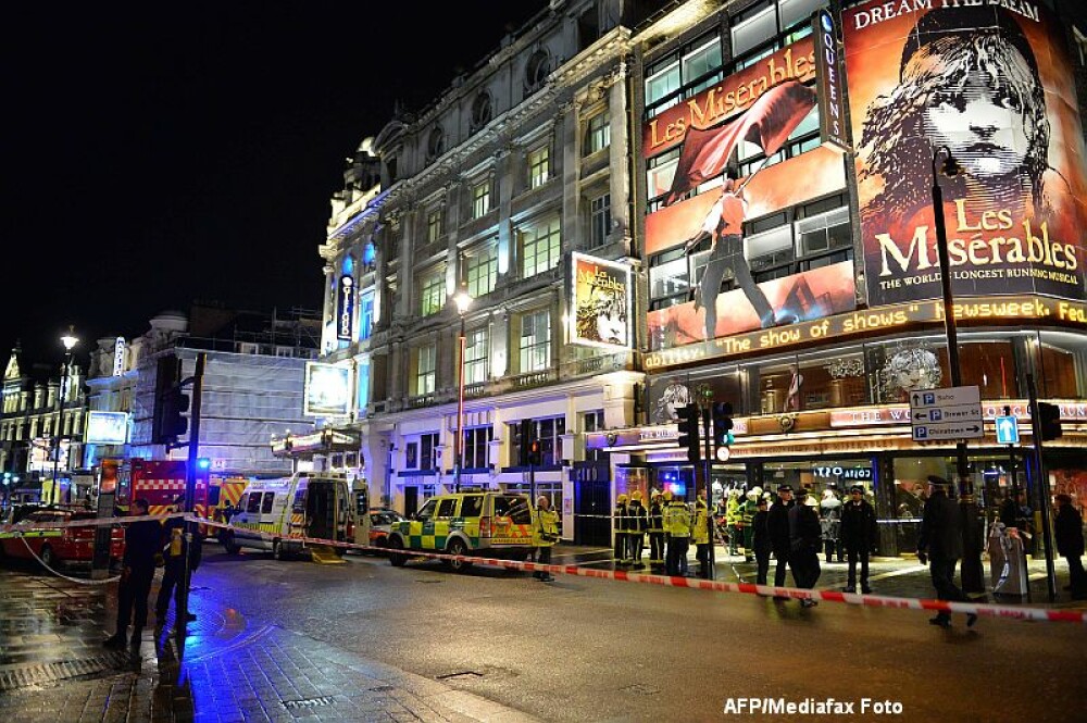 Acoperisul teatrului Apollo din Londra s-a prabusit in timpul unui spectacol: 80 de persoane ranite - Imaginea 4