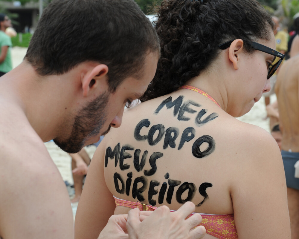 Protest impotriva legii care interzice topless-ul pe plaja in Brazilia. 