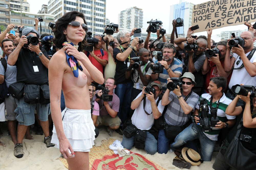 Protest impotriva legii care interzice topless-ul pe plaja in Brazilia. 
