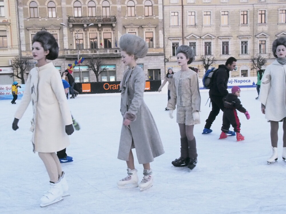 Rochii inedite cu motive de iarna, etalate pe patinoarul din Piata Unirii - Imaginea 6