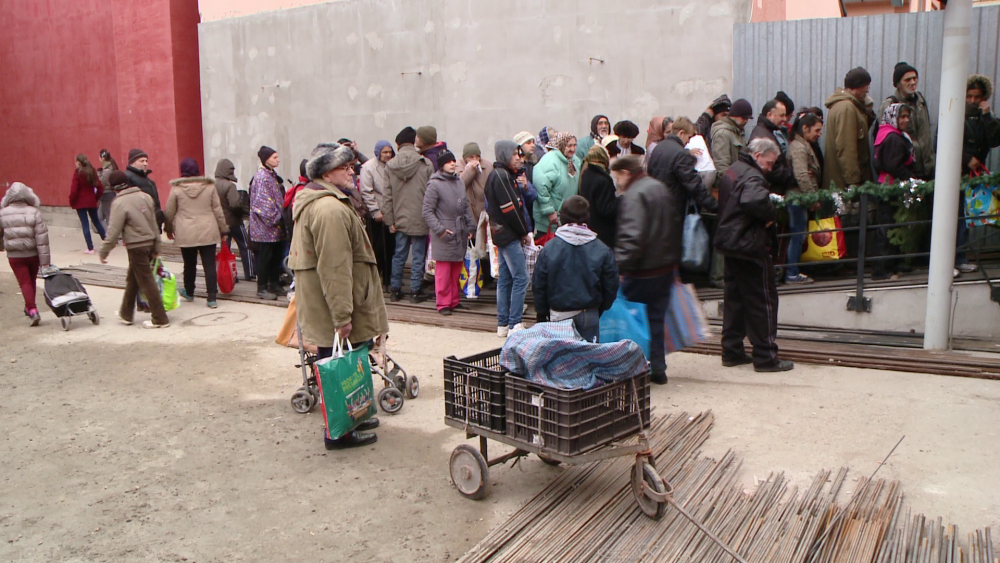 Sute de persoane nevoiase din Timisoara au primit pachete de sarbatori. Ce contin acestea - Imaginea 1