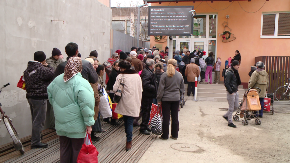 Sute de persoane nevoiase din Timisoara au primit pachete de sarbatori. Ce contin acestea - Imaginea 2