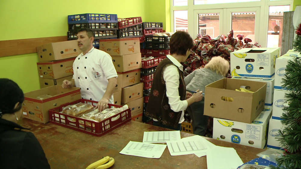 Sute de persoane nevoiase din Timisoara au primit pachete de sarbatori. Ce contin acestea - Imaginea 4