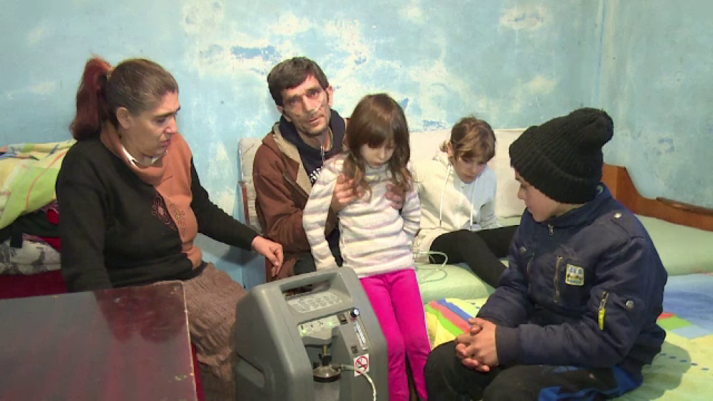 In casa familiei Craciun, copiii viseaza ca Mosul sa le salveze tatal. Povestea trista a 6 suflete ce traiesc de azi pe maine - Imaginea 1