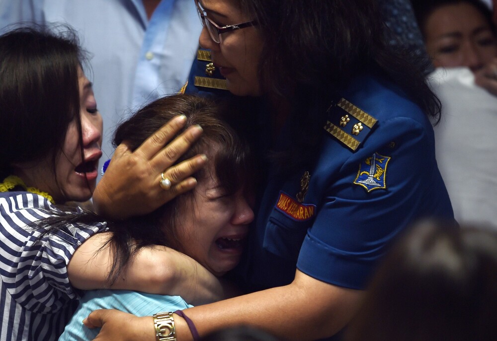 Trei dintre cele peste 40 de cadavre gasite in Marea Java au fost recuperate. AirAsia confirma ca apartin cursei QZ8501 - Imaginea 3