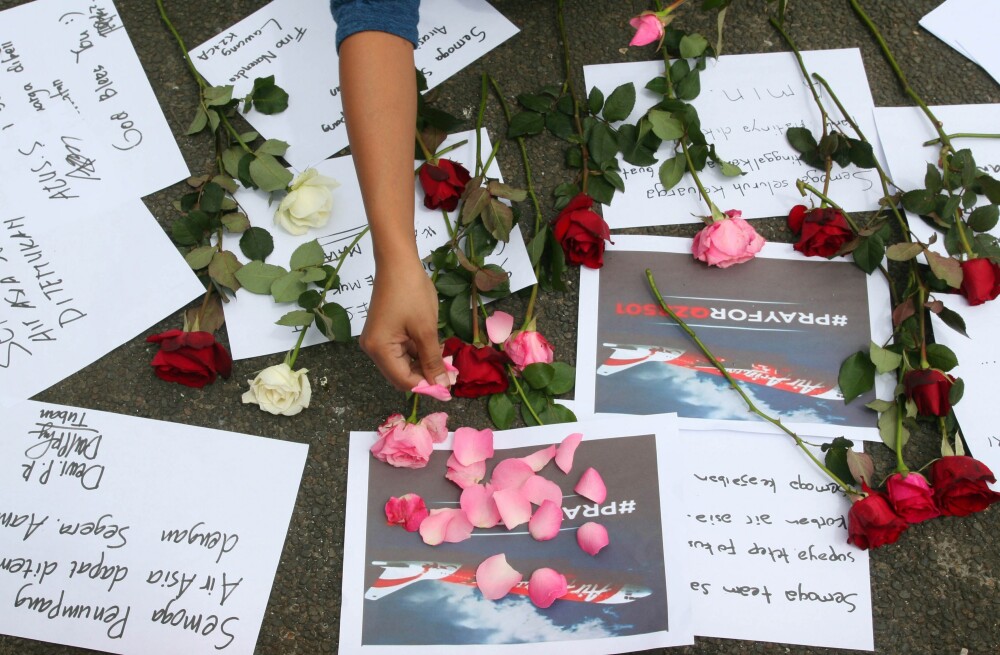 Trei dintre cele peste 40 de cadavre gasite in Marea Java au fost recuperate. AirAsia confirma ca apartin cursei QZ8501 - Imaginea 6