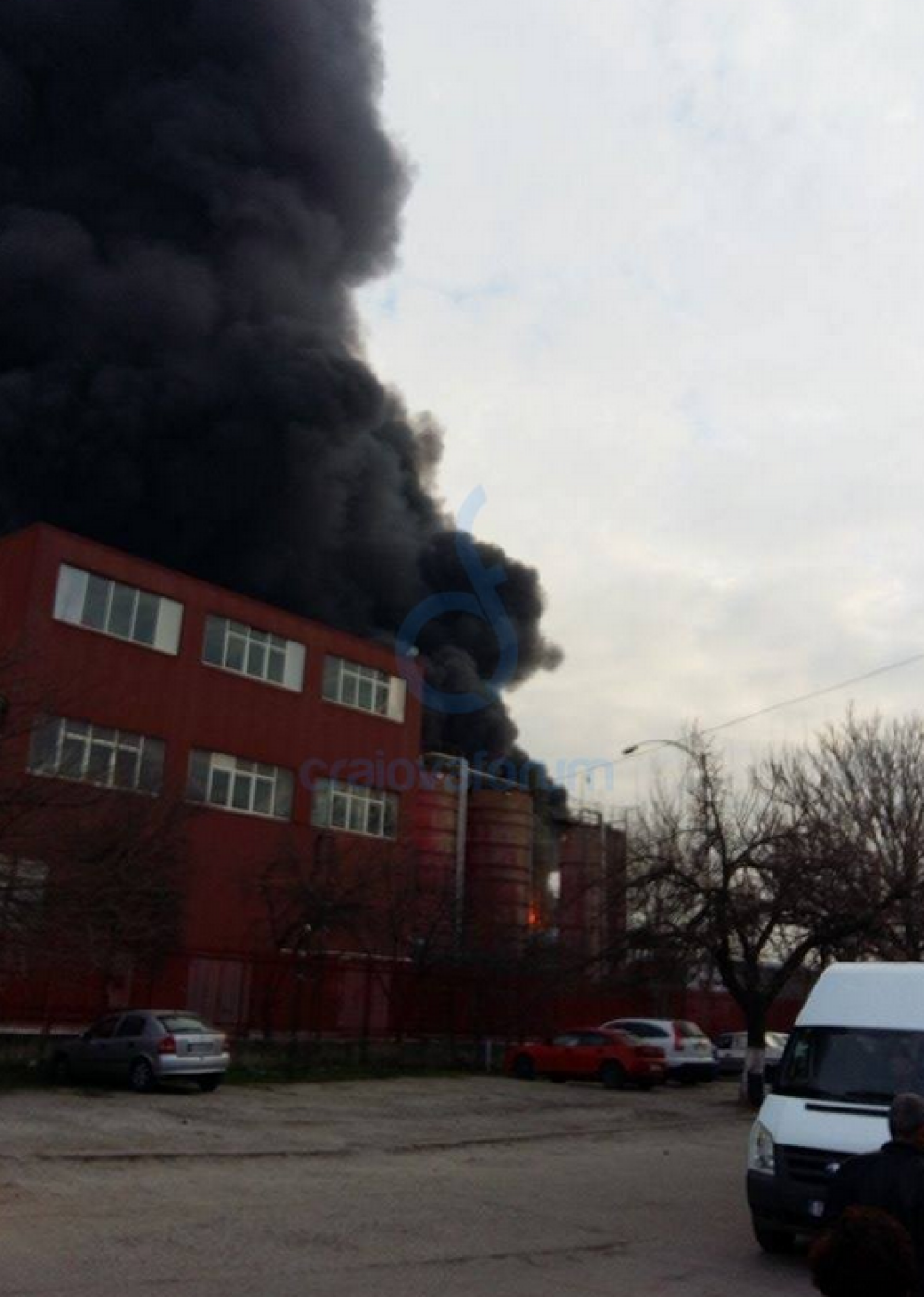 Incendiu puternic la un targ de haine second-hand din Craiova. Hidrantii din apropierea cladirii nu au functionat - Imaginea 2