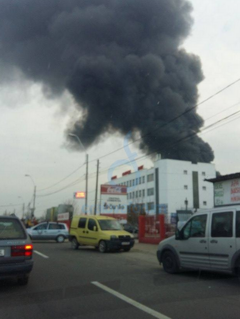 Incendiu puternic la un targ de haine second-hand din Craiova. Hidrantii din apropierea cladirii nu au functionat - Imaginea 3