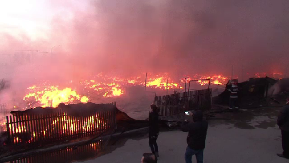 Incendiu puternic la un targ de haine second-hand din Craiova. Hidrantii din apropierea cladirii nu au functionat - Imaginea 4