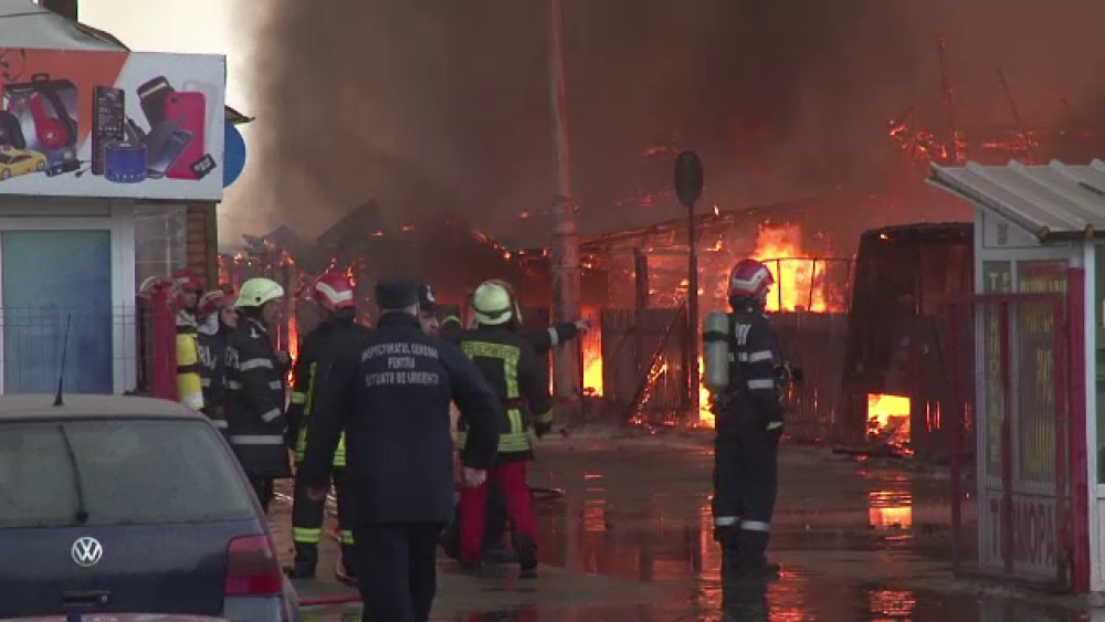 Incendiu puternic la un targ de haine second-hand din Craiova. Hidrantii din apropierea cladirii nu au functionat - Imaginea 5