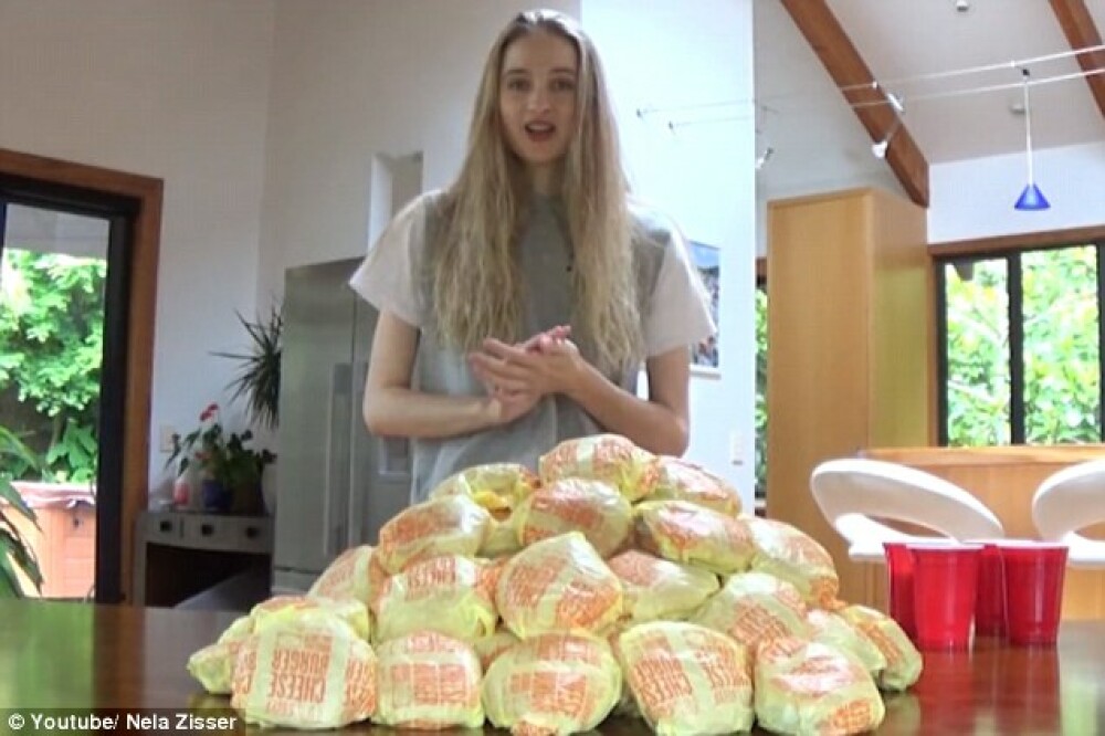O fosta regina a frumusetii se filmeaza in timp ce mananca 100 de cheesburgeri. Pentru ce este cunoscuta Nela. VIDEO - Imaginea 1