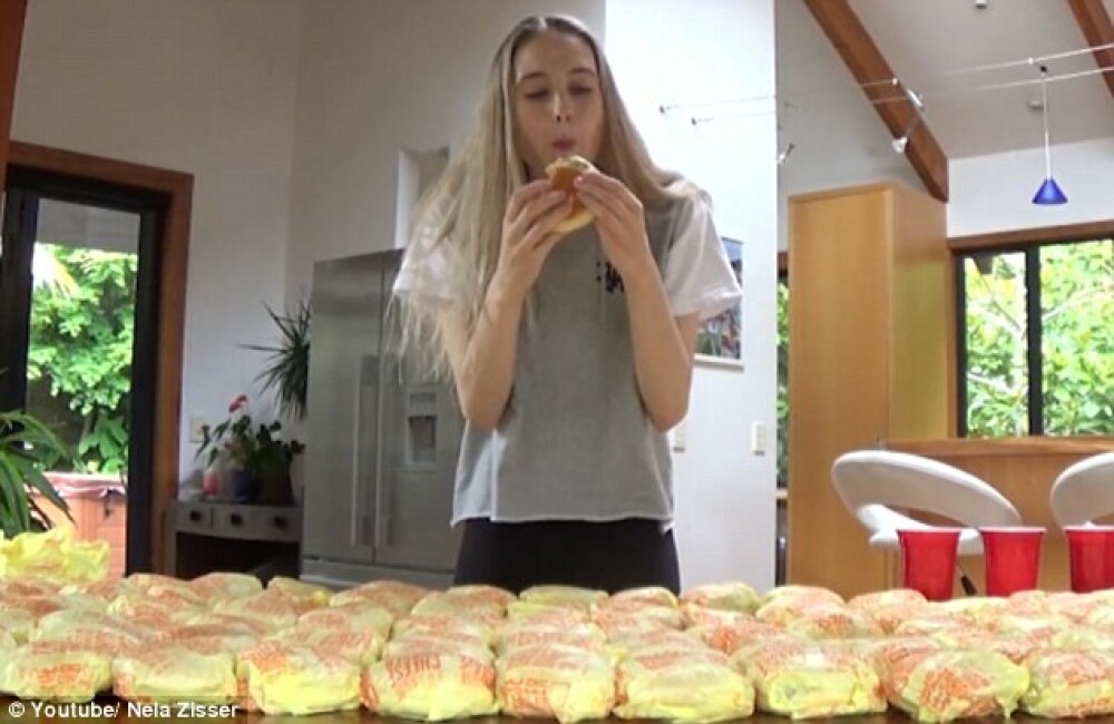 O fosta regina a frumusetii se filmeaza in timp ce mananca 100 de cheesburgeri. Pentru ce este cunoscuta Nela. VIDEO - Imaginea 2