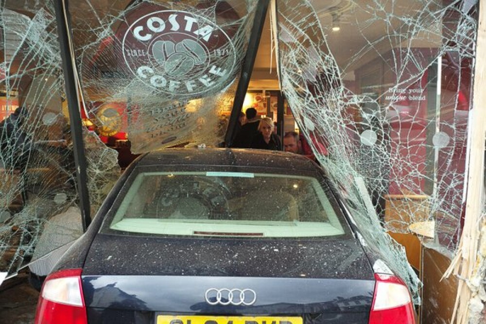 O masina a intrat cu viteza prin geamul unei cafenele si a ucis o persoana. Cine era la volan - Imaginea 1