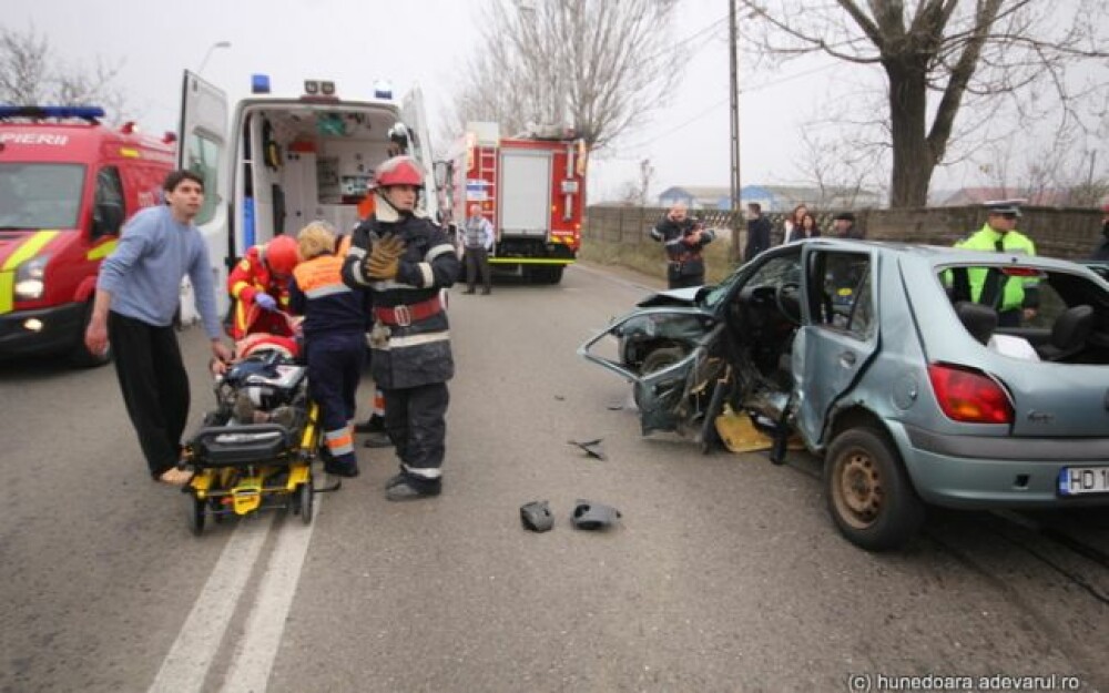 Cinci persoane au fost ranite intr-un accident de circulatie, in Hunedoara. O femeie este in coma - Imaginea 1