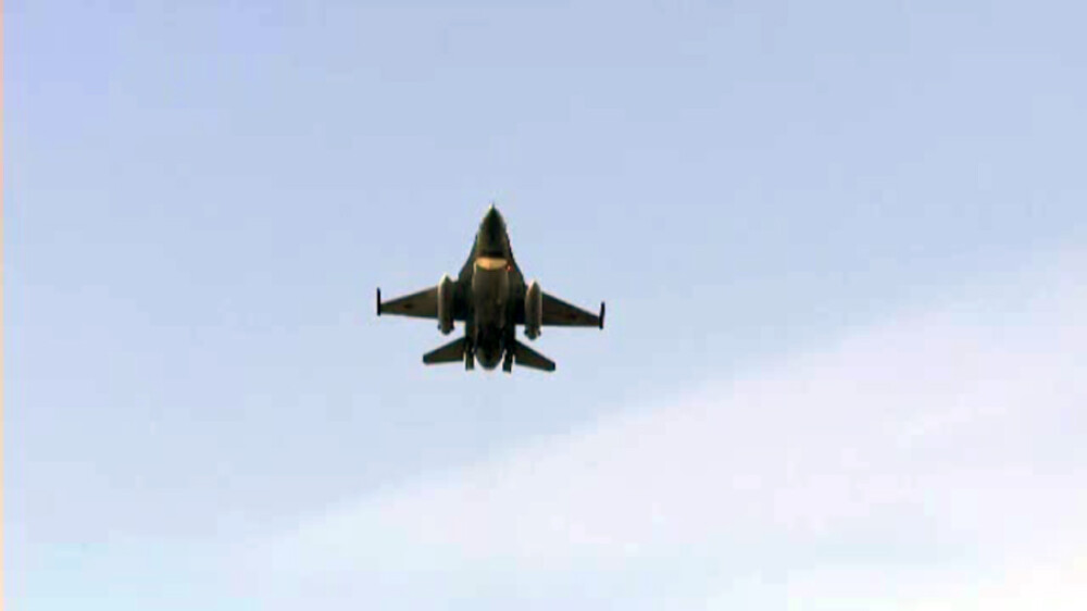 Parada de 1 Decembrie: VIDEO COMPLET CU DEFILAREA. Manevra spectaculoasa a noilor avioane F-16 - Imaginea 11