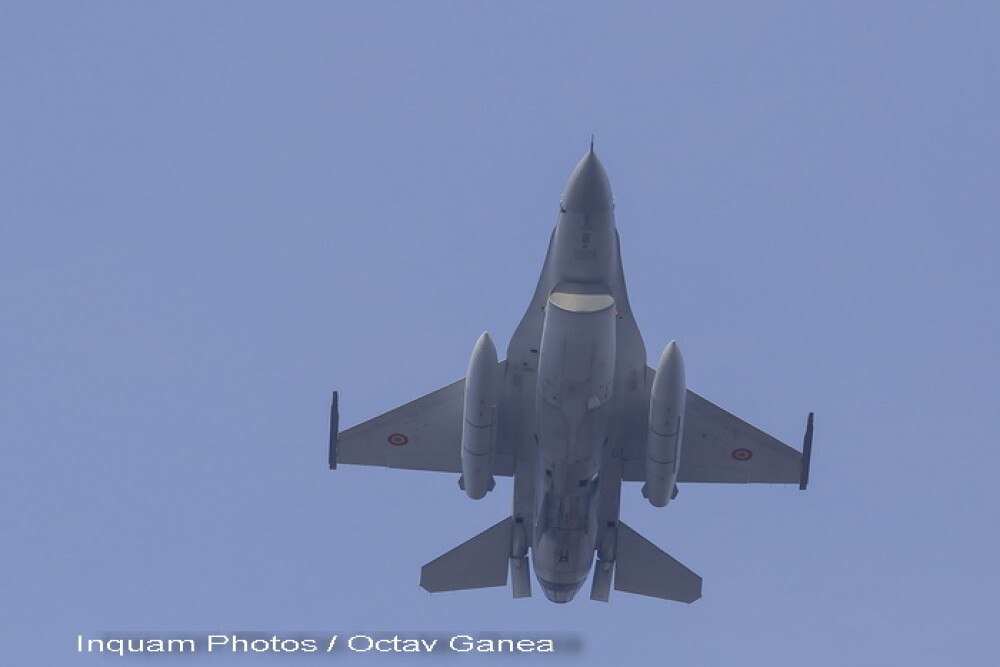 Parada de 1 Decembrie: VIDEO COMPLET CU DEFILAREA. Manevra spectaculoasa a noilor avioane F-16 - Imaginea 15