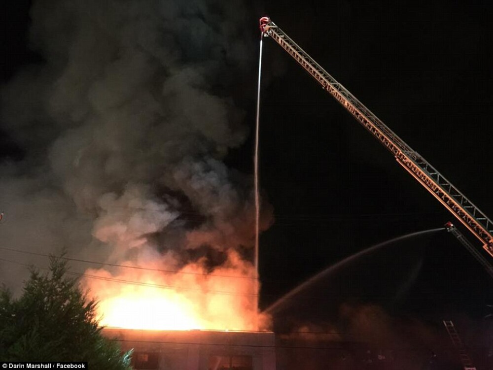 Incendiu puternic intr-un club din California, in care se aflau 100 de persoane. 9 morti si peste 30 de disparuti - Imaginea 2