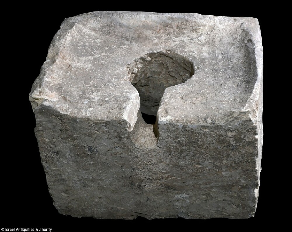 O toaleta antica descoperita intr-un altar vechi de 2800 de ani din Israel demonstreaza ca o poveste biblica este adevarata - Imaginea 1