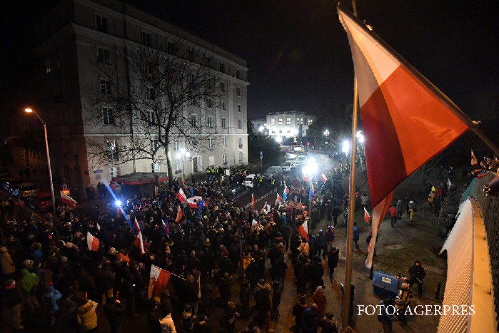 Peste 200 de deputati polonezi, blocati de protestatari in Parlament. Opozitia este acuzata ca a vrut sa preia ilegal puterea - Imaginea 1