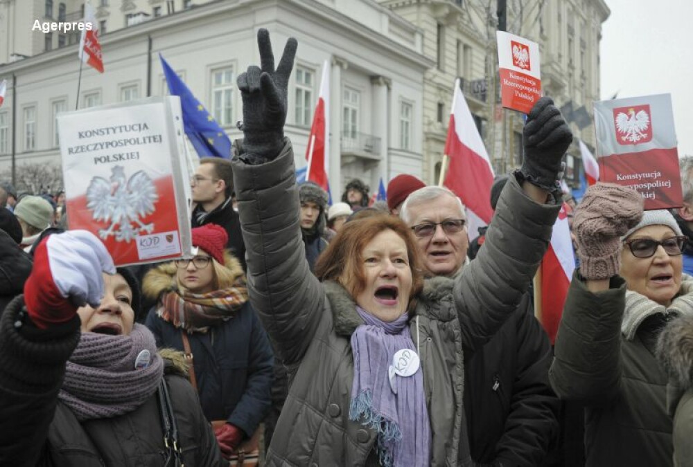 Peste 200 de deputati polonezi, blocati de protestatari in Parlament. Opozitia este acuzata ca a vrut sa preia ilegal puterea - Imaginea 3