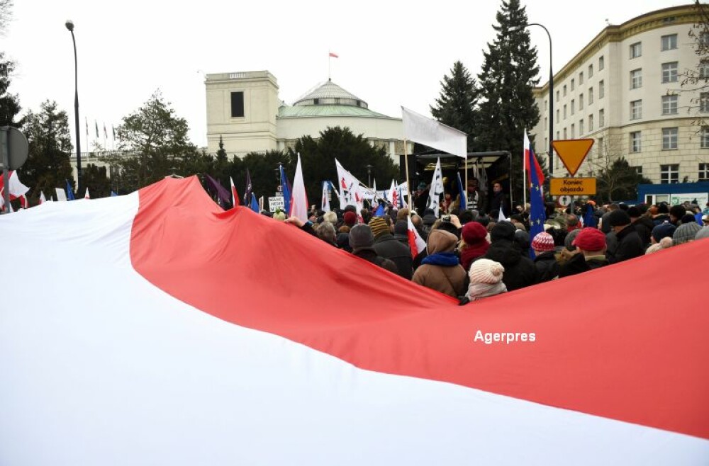 Peste 200 de deputati polonezi, blocati de protestatari in Parlament. Opozitia este acuzata ca a vrut sa preia ilegal puterea - Imaginea 4