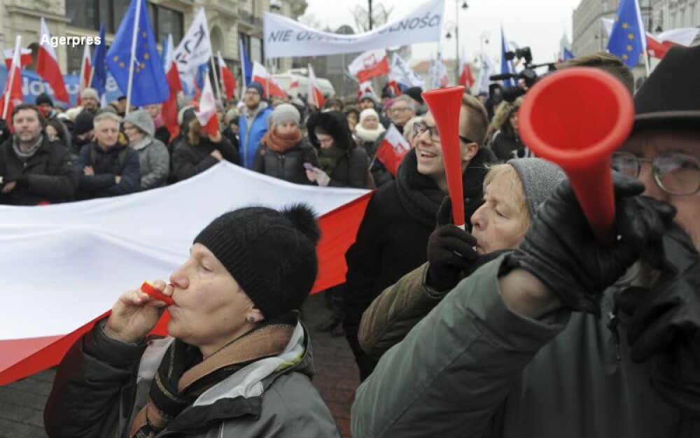 Peste 200 de deputati polonezi, blocati de protestatari in Parlament. Opozitia este acuzata ca a vrut sa preia ilegal puterea - Imaginea 5