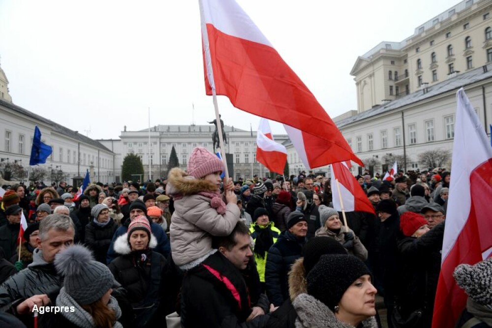 Peste 200 de deputati polonezi, blocati de protestatari in Parlament. Opozitia este acuzata ca a vrut sa preia ilegal puterea - Imaginea 6