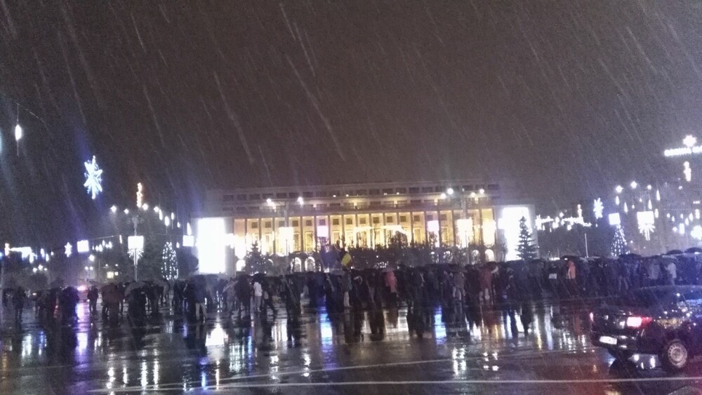 Proteste în Piața Victoriei. Conflict între manifestanți și jandarmi în fața Parlamentului. VIDEO - Imaginea 4