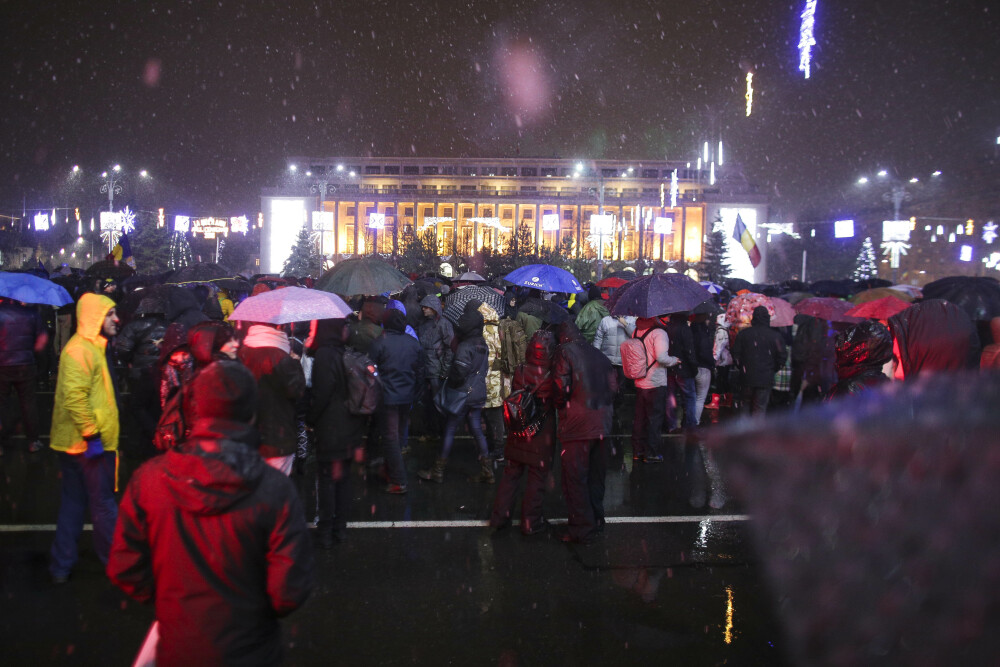 Proteste în Piața Victoriei. Conflict între manifestanți și jandarmi în fața Parlamentului. VIDEO - Imaginea 5