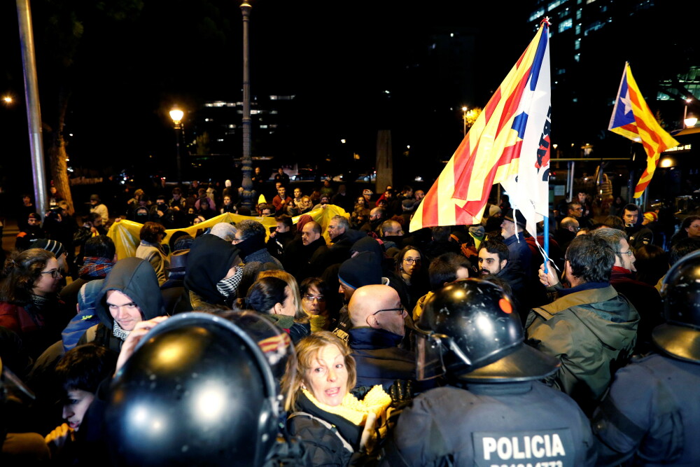 Proteste uriaşe în Barcelona. Separatiştii au ridicat baricade pe străzi - Imaginea 2