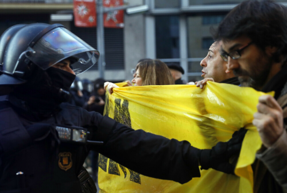 Proteste uriaşe în Barcelona. Separatiştii au ridicat baricade pe străzi - Imaginea 5