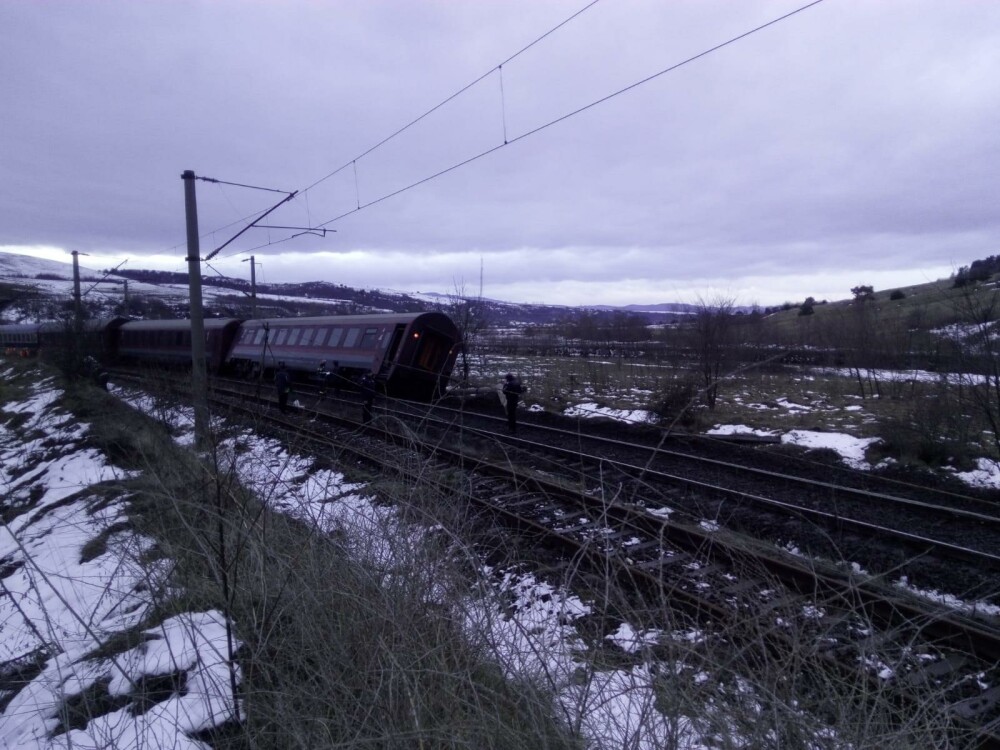 Echipajele ISU au fost în alertă maximă, după ce un tren a deraiat. Un om este rănit - Imaginea 3