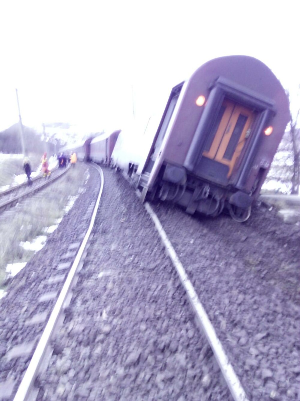 Echipajele ISU au fost în alertă maximă, după ce un tren a deraiat. Un om este rănit - Imaginea 4