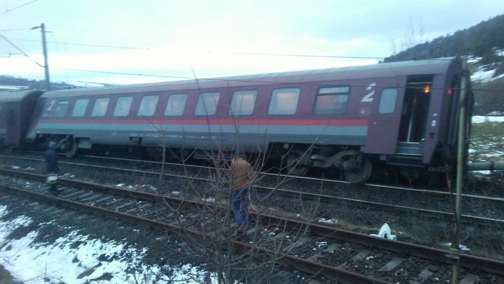 Echipajele ISU au fost în alertă maximă, după ce un tren a deraiat. Un om este rănit - Imaginea 7
