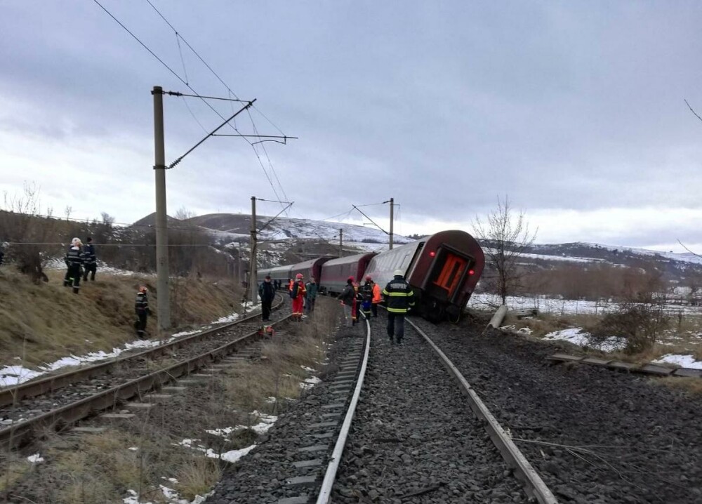 Echipajele ISU au fost în alertă maximă, după ce un tren a deraiat. Un om este rănit - Imaginea 8