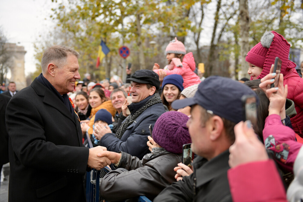 1 Decembrie în București. Klaus Iohannis a dat mâna cu românii care au asistat la paradă - Imaginea 7