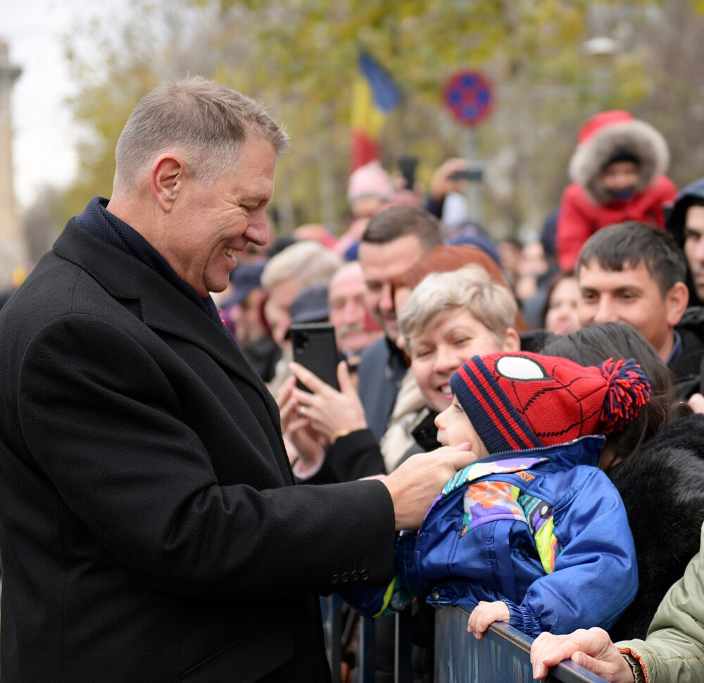 1 Decembrie în București. Klaus Iohannis a dat mâna cu românii care au asistat la paradă - Imaginea 4