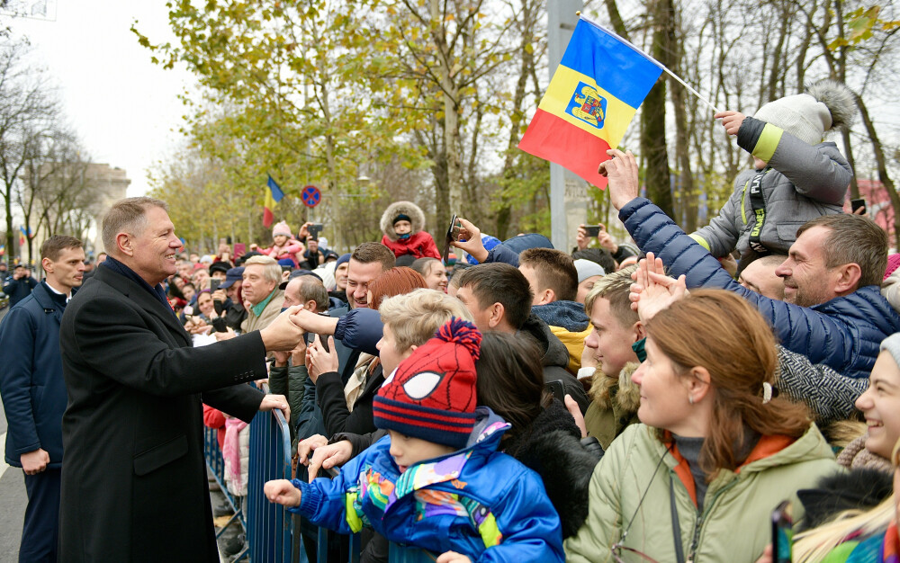 1 Decembrie în București. Klaus Iohannis a dat mâna cu românii care au asistat la paradă - Imaginea 3