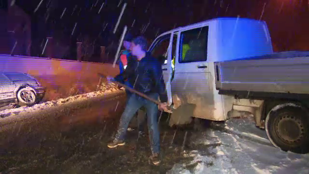 Probleme serioase cauzate de ninsorile din nordul țării. Muncitorii au aruncat nisip cu lopata - Imaginea 1